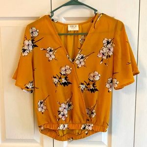 Cute crop shirt never worn.